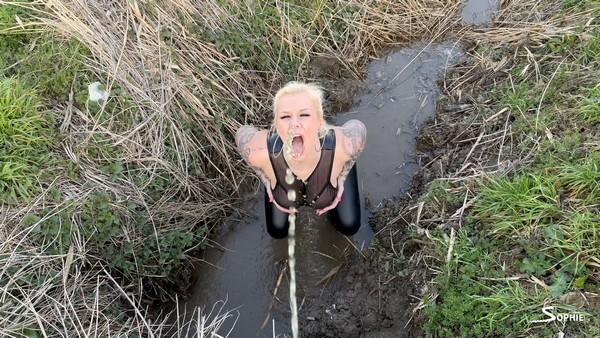 Devil Sophie - DRECKSAU DELUXE piss me extremely full, fuck me in my rubber boots (1080p)
