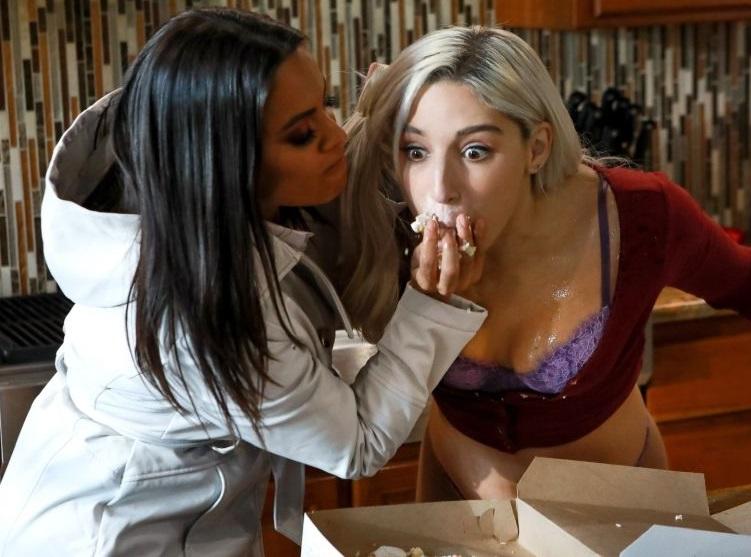 Abella Danger, Luna Star - Face Sitting On The Sneaky Sitter SD/1080p