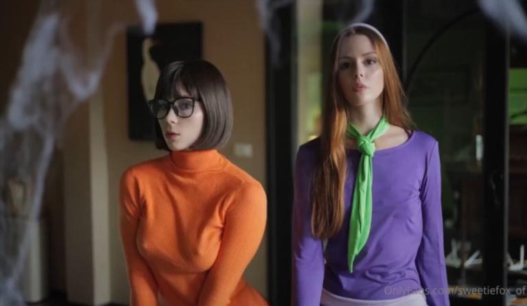 Sweetie Fox, Arina Fox - Velma and Daphne Uncovering Hidden Desires FullHD 1080p