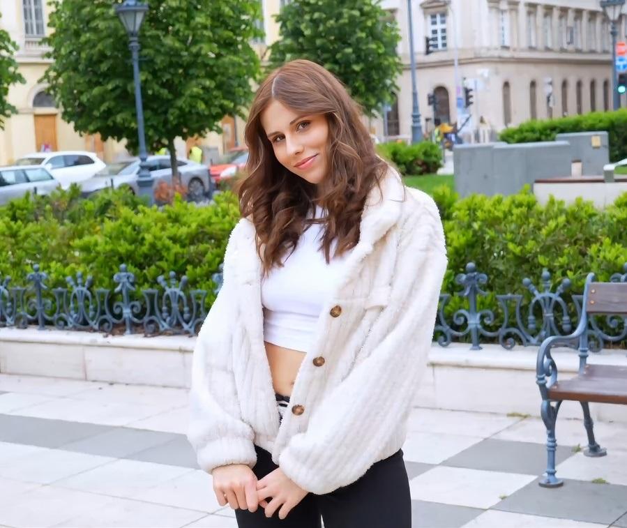 Amber Slassh - This is her first porn video. She’s super nervous. UltraHD/4K 2160p