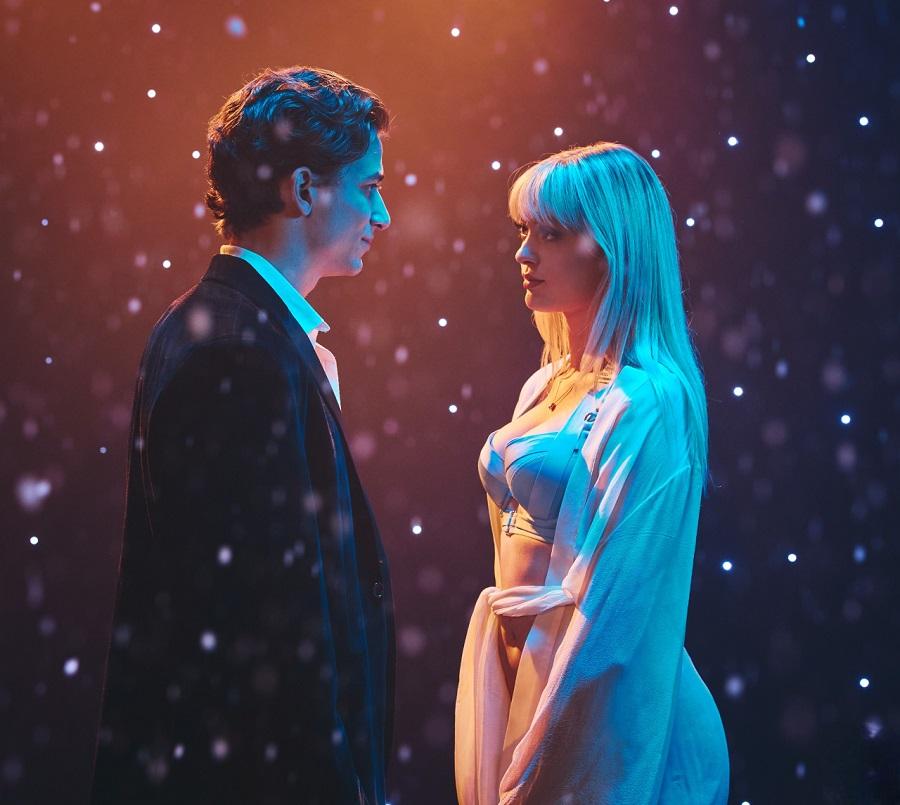 Amber Moore - Frost in the Air FullHD 1080p