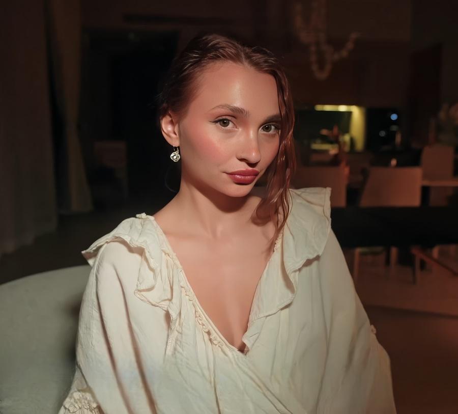 Maya Lis - Fucked By Masseur While On The Phone With Husband FullHD 1080p
