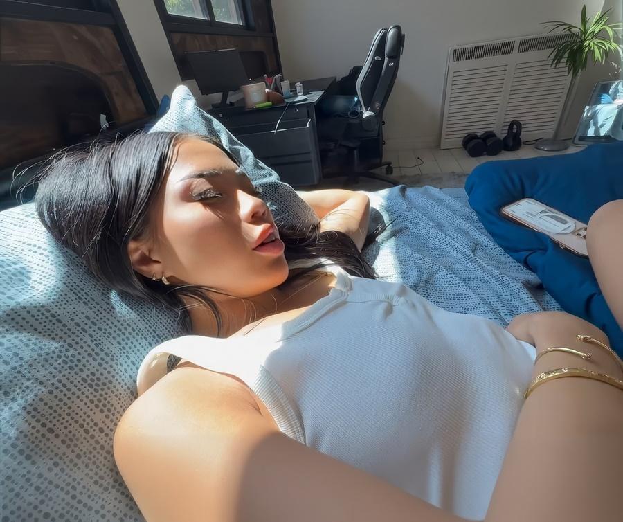 Vivienne Vo - Sleepy Stepsis Wants My Morning Wood FullHD 1080p