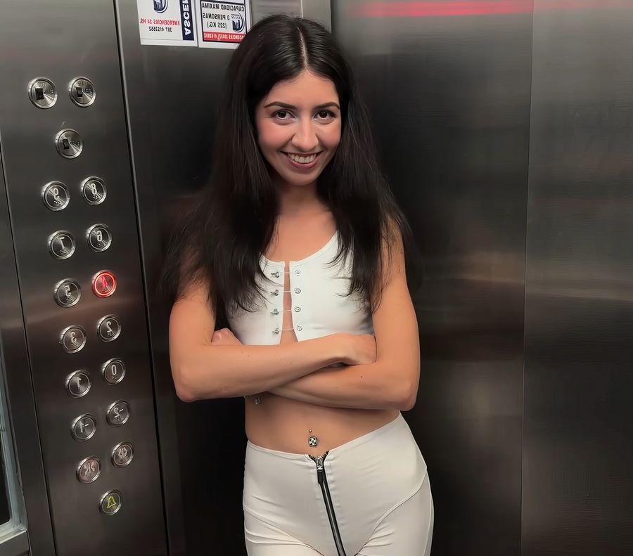 Katty West - Nymphomaniac Flashed Herself Naked In The Shower In Front Of Her Neighbor FullHD 1080p